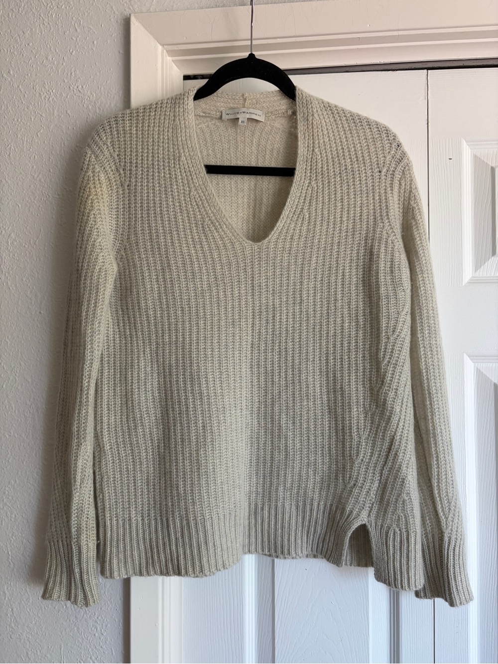 WHITE + WARREN 100% Cashmere Light Grey Knit Sweater